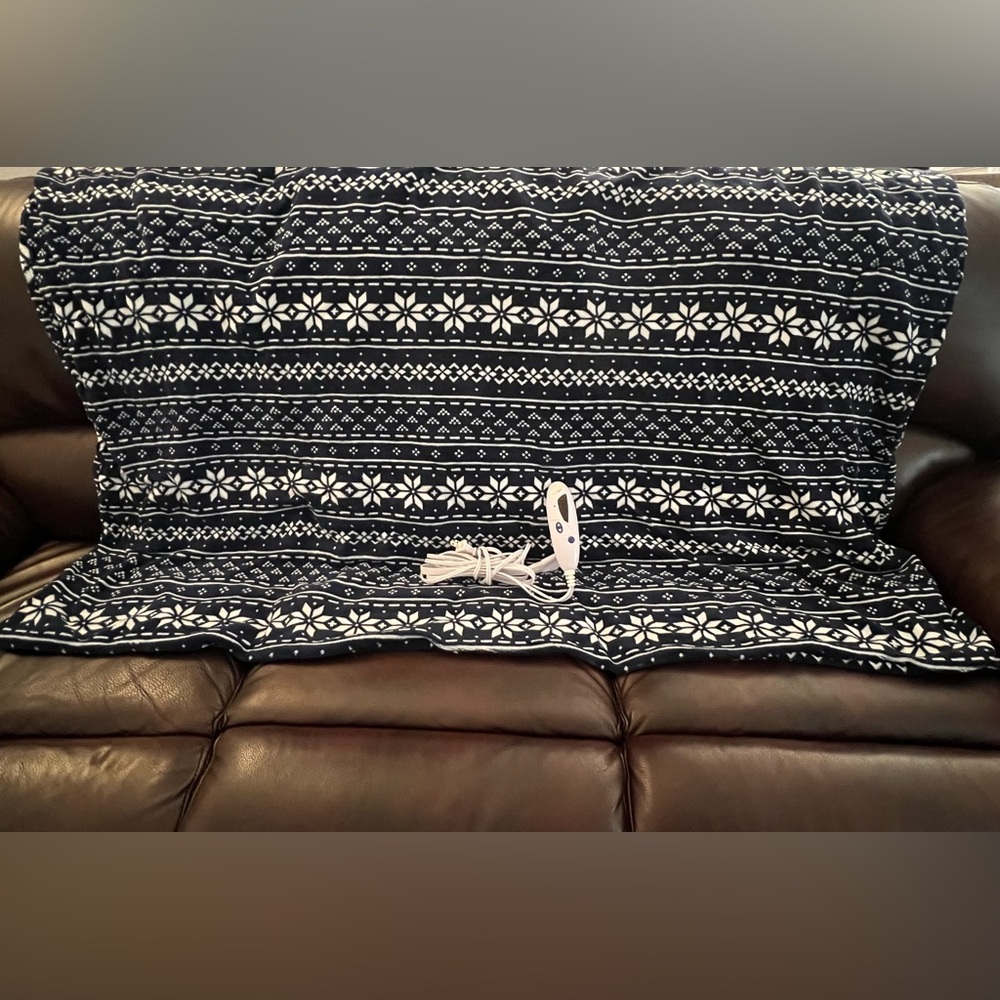 Heated blanket 50x60. Used once, great condition.